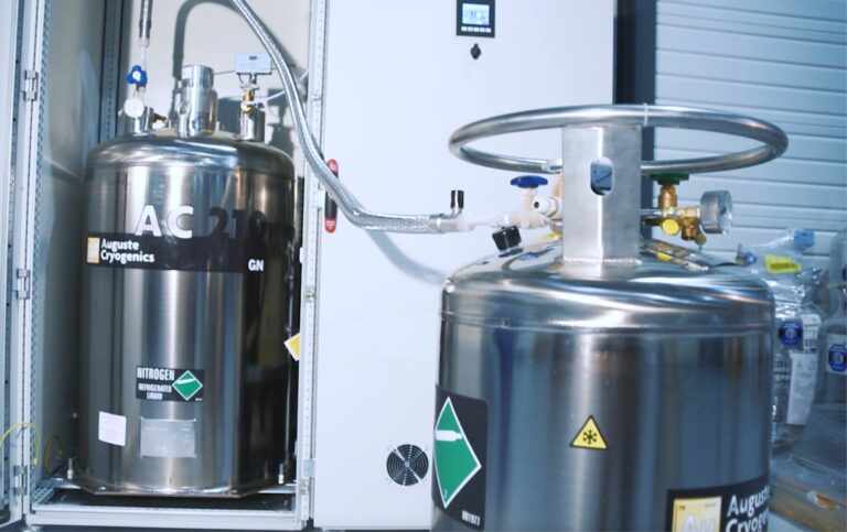 Deux réservoirs cryogéniques reliés pour le transfert d’azote liquide