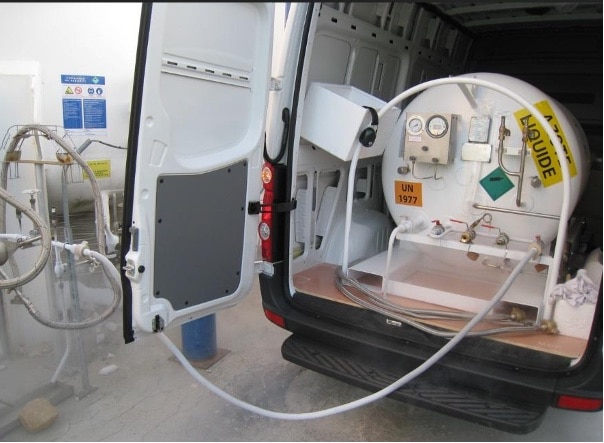 Réservoir d’azote liquide à bord d’un véhicule, relié à un contenant par un flexible