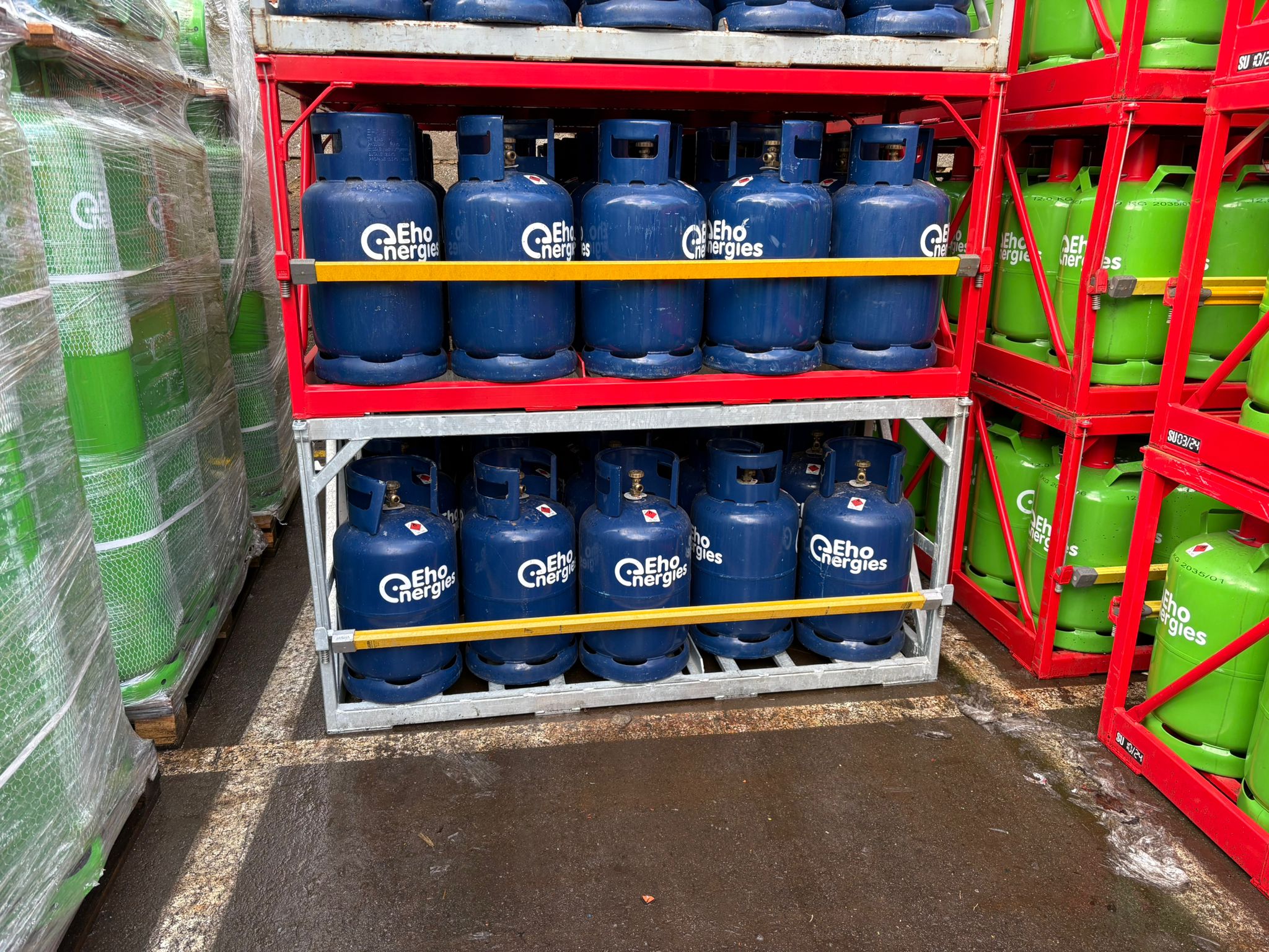 Photo fournie par RAPID’GAZ : bouteilles rangées dans des casiers métalliques rouges