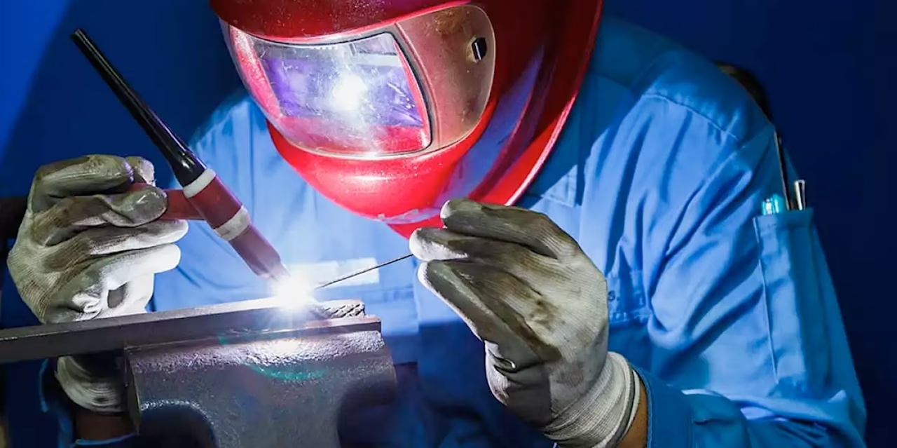 Illustration d’un travail de soudage TIG avec casque et gants de protection